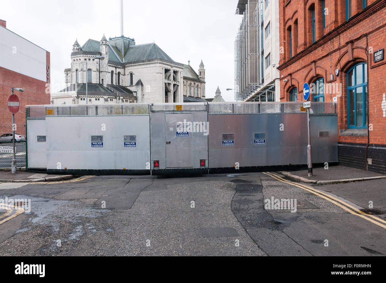 Metallo mobili cordone di polizia blocca una strada a Belfast Foto Stock