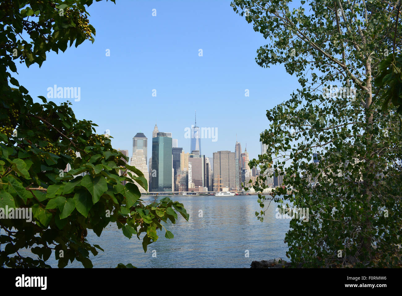 La parte inferiore di Manhattan come si vede dal ponte di Brooklyn Park. Foto Stock
