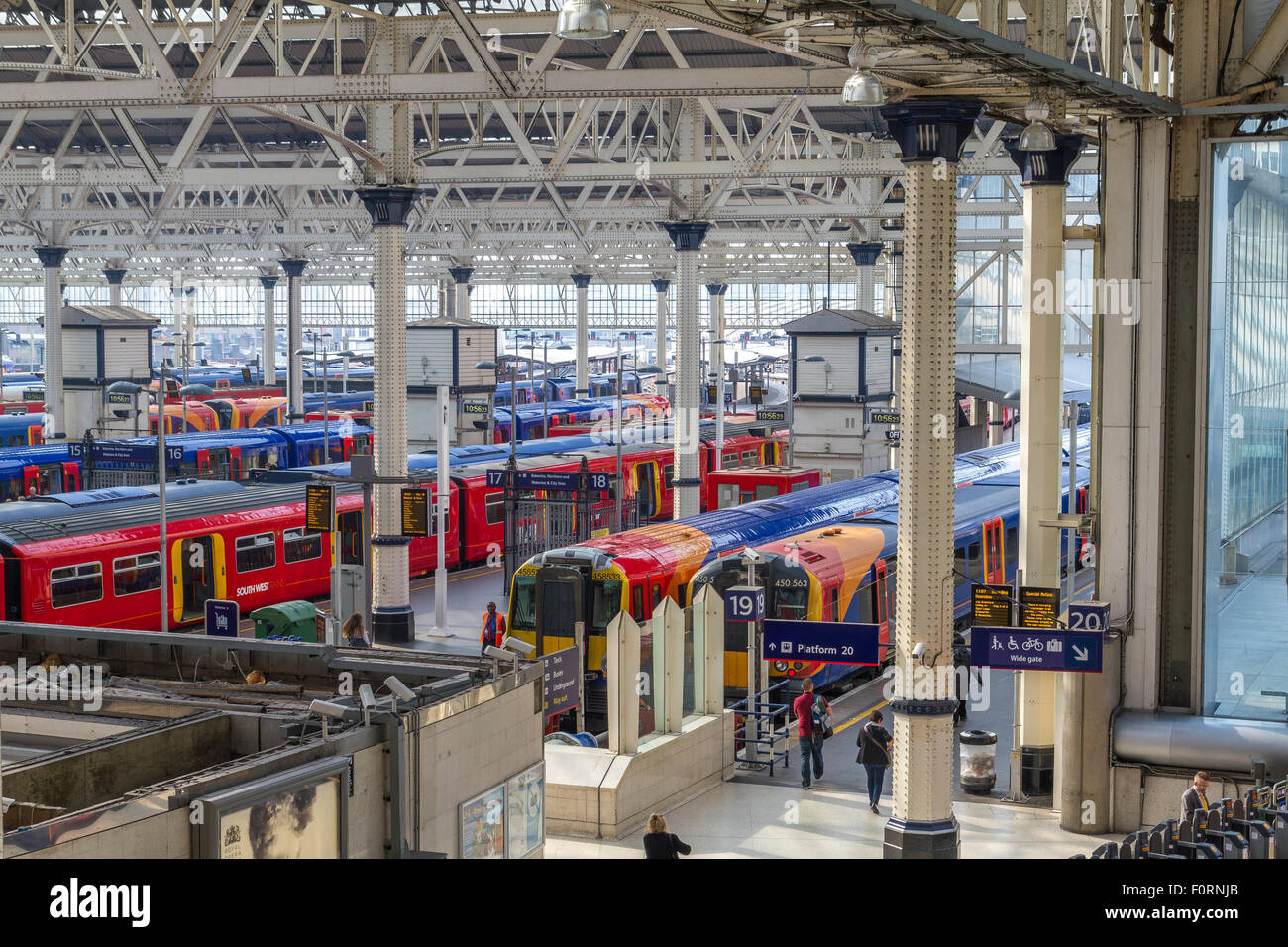 Treni in attesa alla stazione di Waterloo, la stazione più trafficate di Londra, Londra, Regno Unito Foto Stock