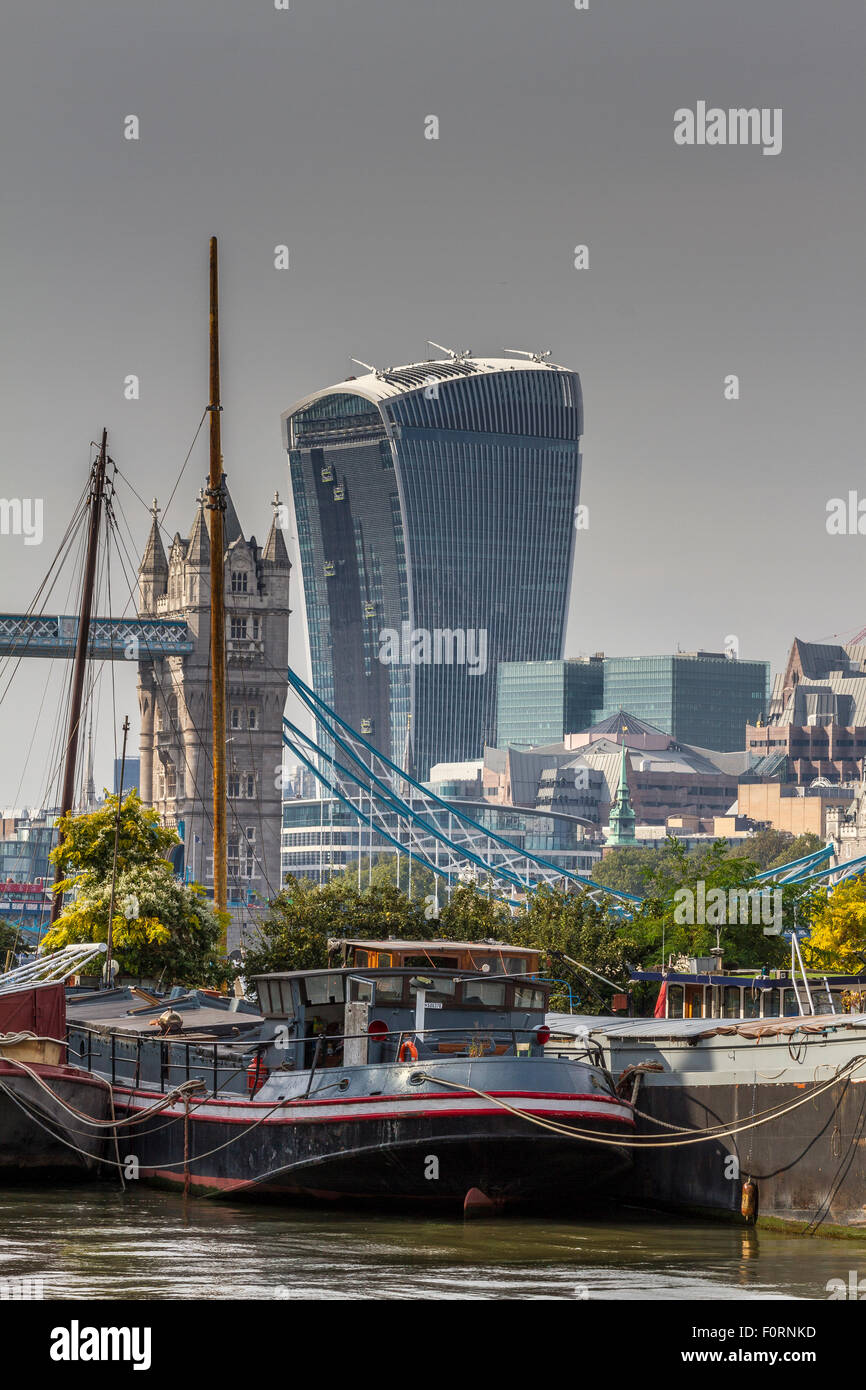 Una chiatta sul fiume Tamigi vicino al Tower Bridge con il Walkie Talkie Building in lontananza, Bermondsey, Londra, Regno Unito Foto Stock