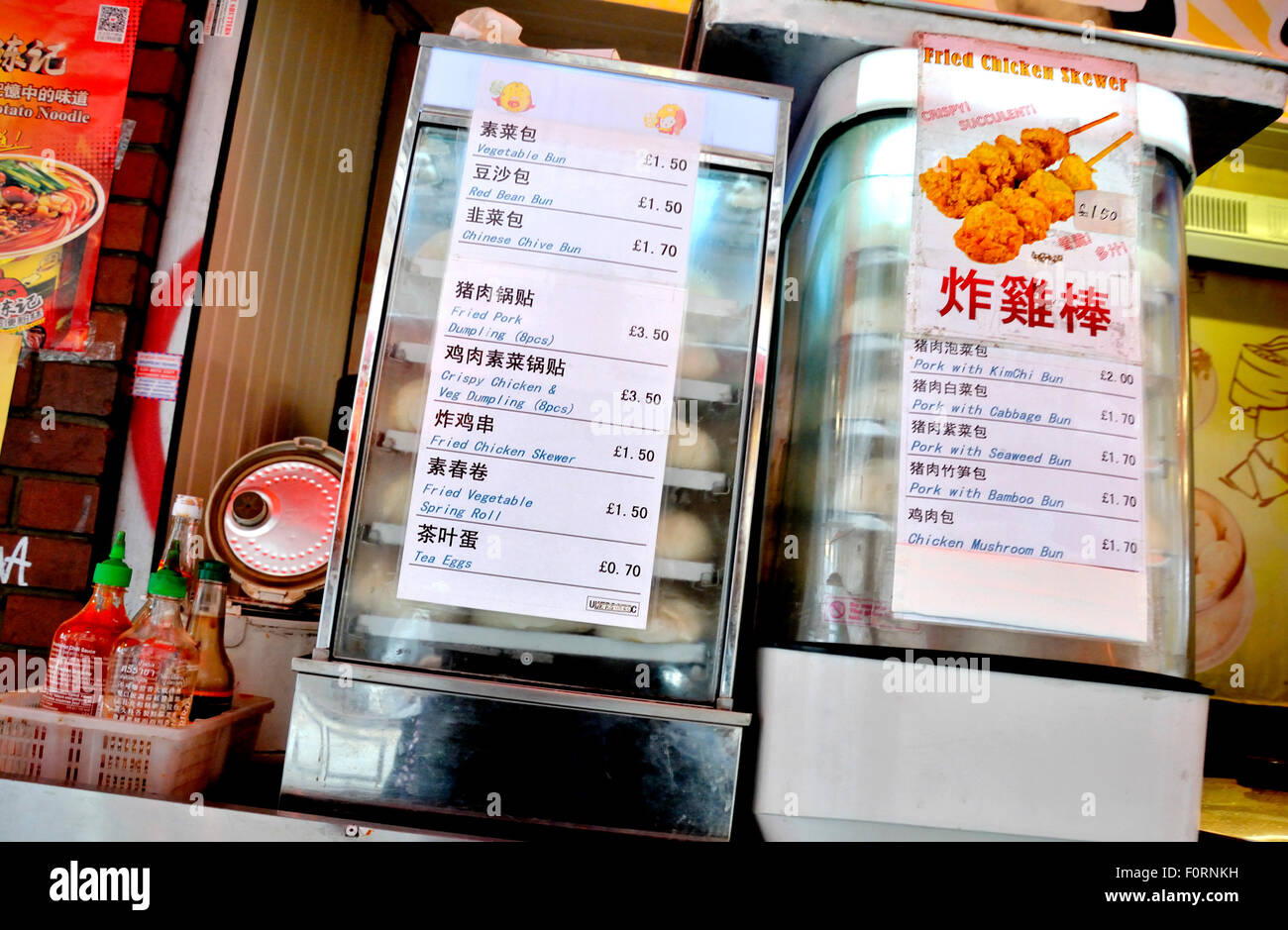 Londra, Inghilterra, Regno Unito. Chinatown - street food menu in Gerrard Street Foto Stock