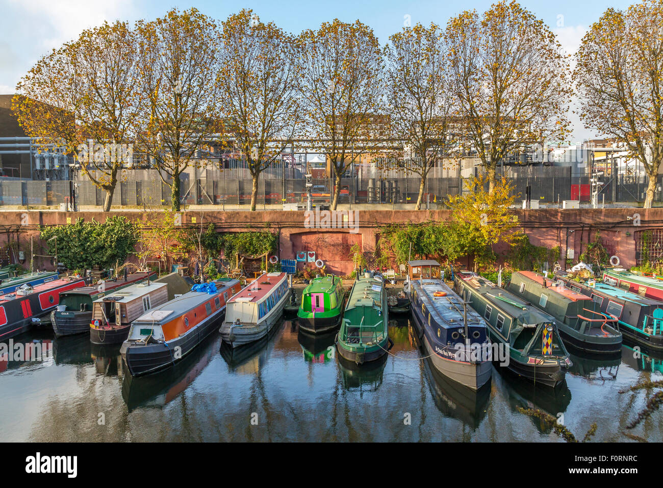 Una colorata linea di barche a remi ormeggiate a Lisson Grove sul Regents Canal di Londra, Regno Unito, in un pomeriggio di inverno soleggiato, Londra Regno Unito Foto Stock