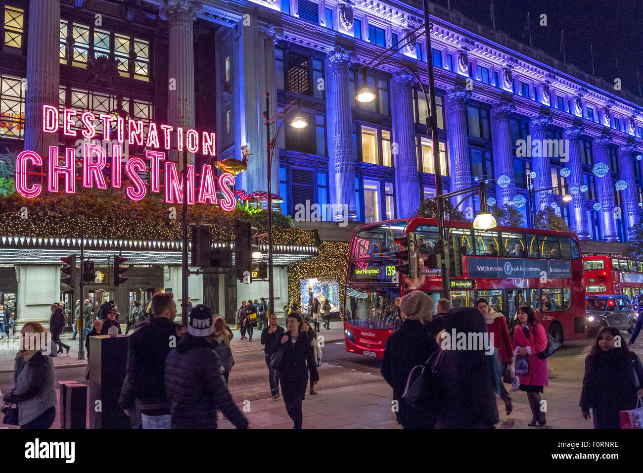 Il grande magazzino Selfridges al tempo di Natale a Oxford Street, a Londra, è pieno di negozi di Natale, Londra, Regno Unito Foto Stock