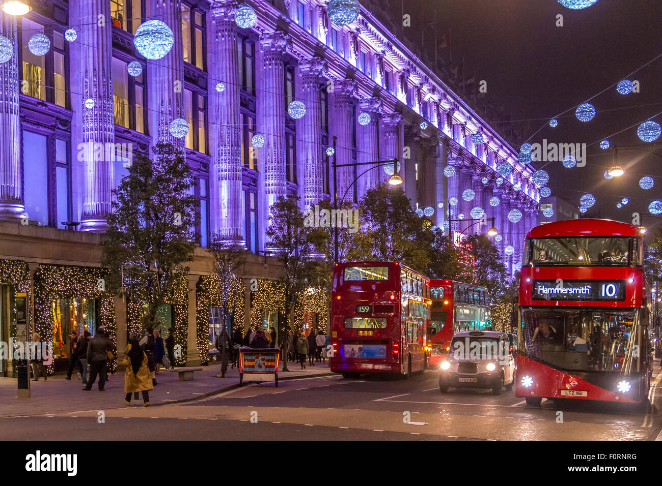 London bus esterni Selfridges di Oxford St riempita con gli acquirenti di Natale in occasione del Natale con la Oxford St spie sul display ,Oxford St , Londra Foto Stock