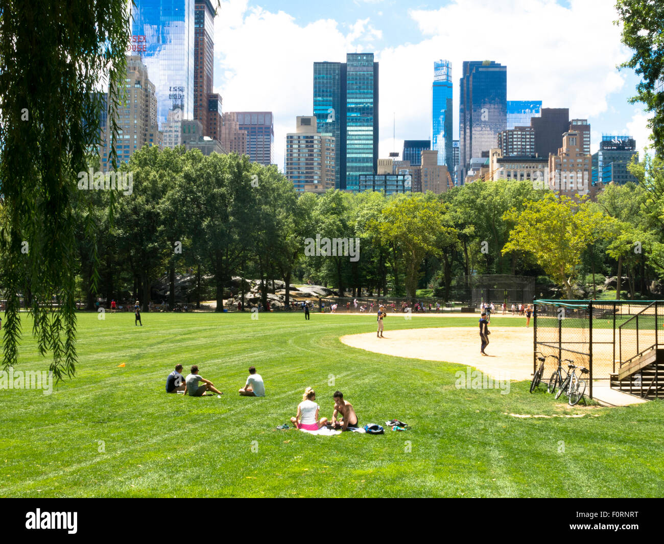 Softball Game al Heckscher Ballfields, al Central Park di New York Foto Stock