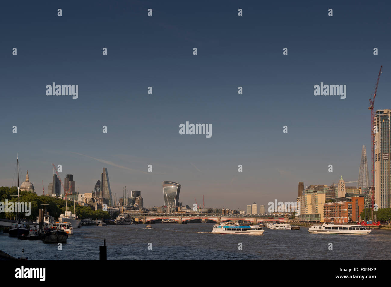 Vista lungo il Tamigi con la Cattedrale di St Paul e iconici edifici di Londra e Blackfriars Bridge. Foto Stock