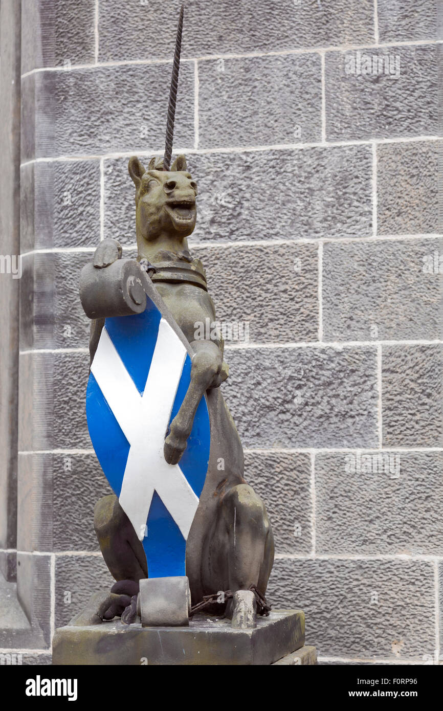 Un unicorno di arenaria che tiene uno scudo con un salario scozzese, King's College, University of Aberdeen, Scozia, Regno Unito Foto Stock