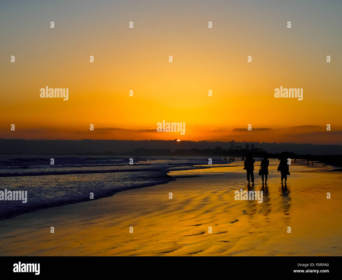 Il sole che tramonta e Silhouette a Coronado Beach a San Diego in giugno Foto Stock