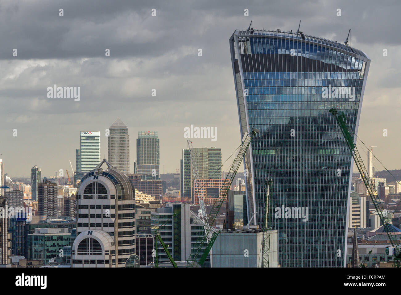 20 Fenchurch Street conosciuto anche come il Walkie Talkie edificio e Canary Wharf in lontananza sotto cielo nuvoloso, Londra, Regno Unito Foto Stock