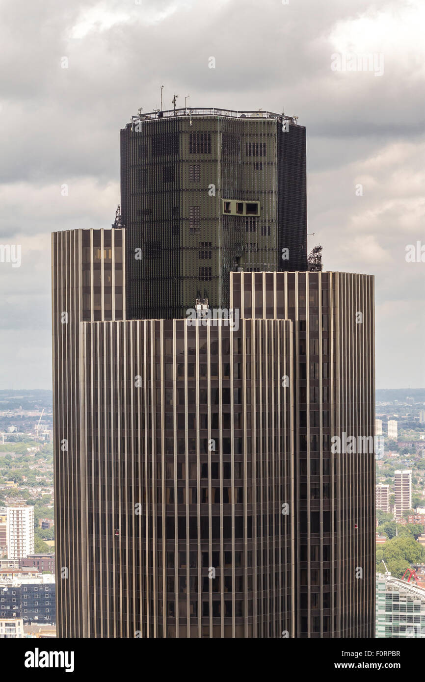 Tower 42, uno dei primi grattacieli della City of London, originariamente conosciuto come la Nat West Tower, ha aperto nel Giugno 1981 a Bishopsgate, Londra, Regno Unito Foto Stock