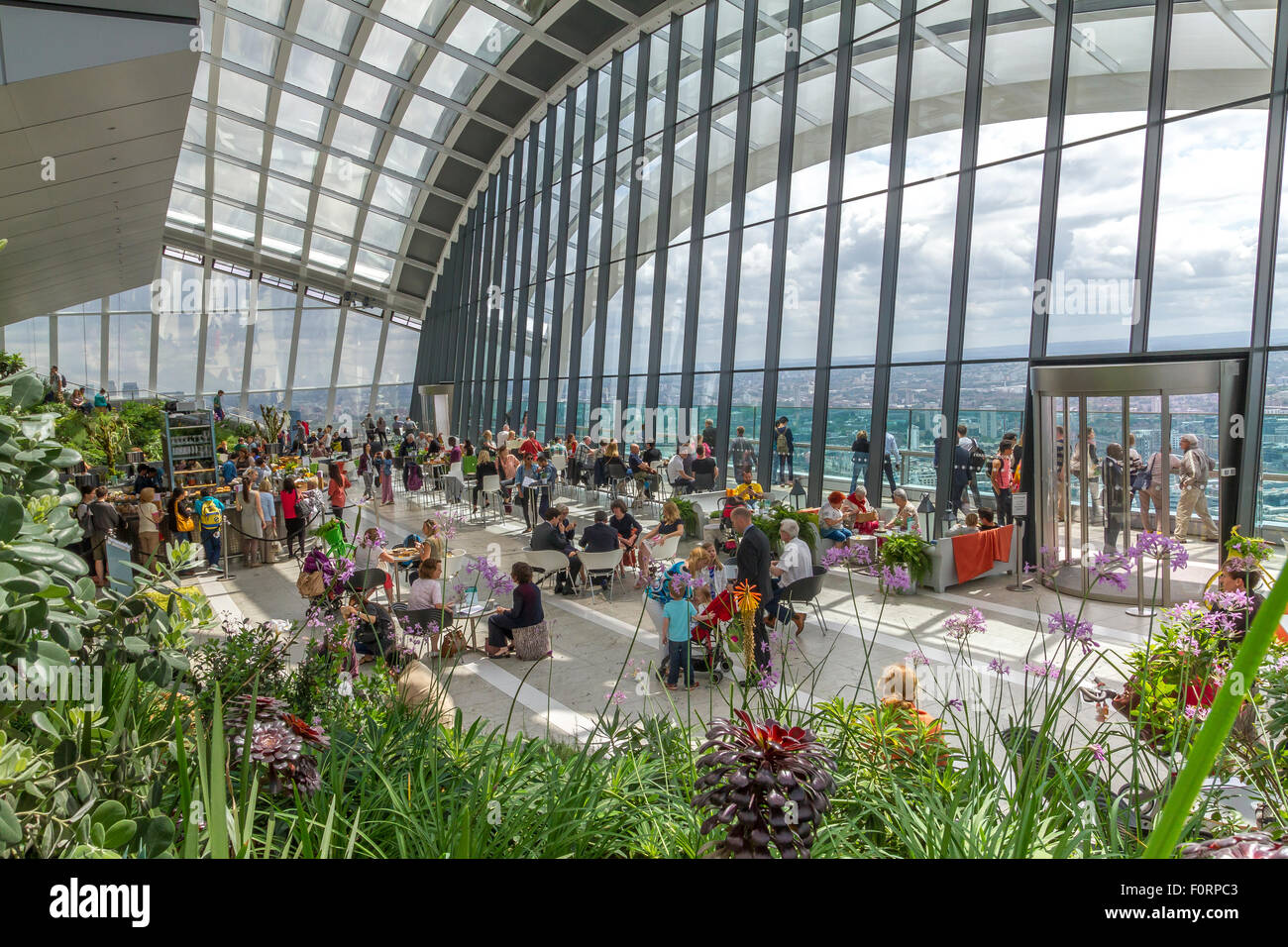 Lo Sky Garden, una galleria panoramica pubblica in cima a 20 Fenchurch Street, conosciuta anche come il Walkie Talkie Building, nella città di Londra, Regno Unito Foto Stock