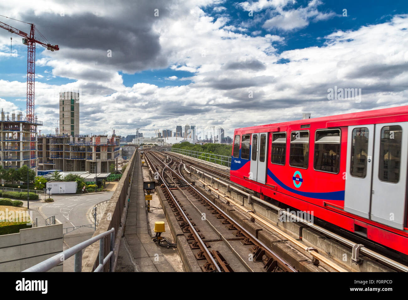 Un treno DLR con partenza dalla stazione DLR di Pontoon Dock sulla ferrovia leggera Docklands, Londra, Regno Unito Foto Stock