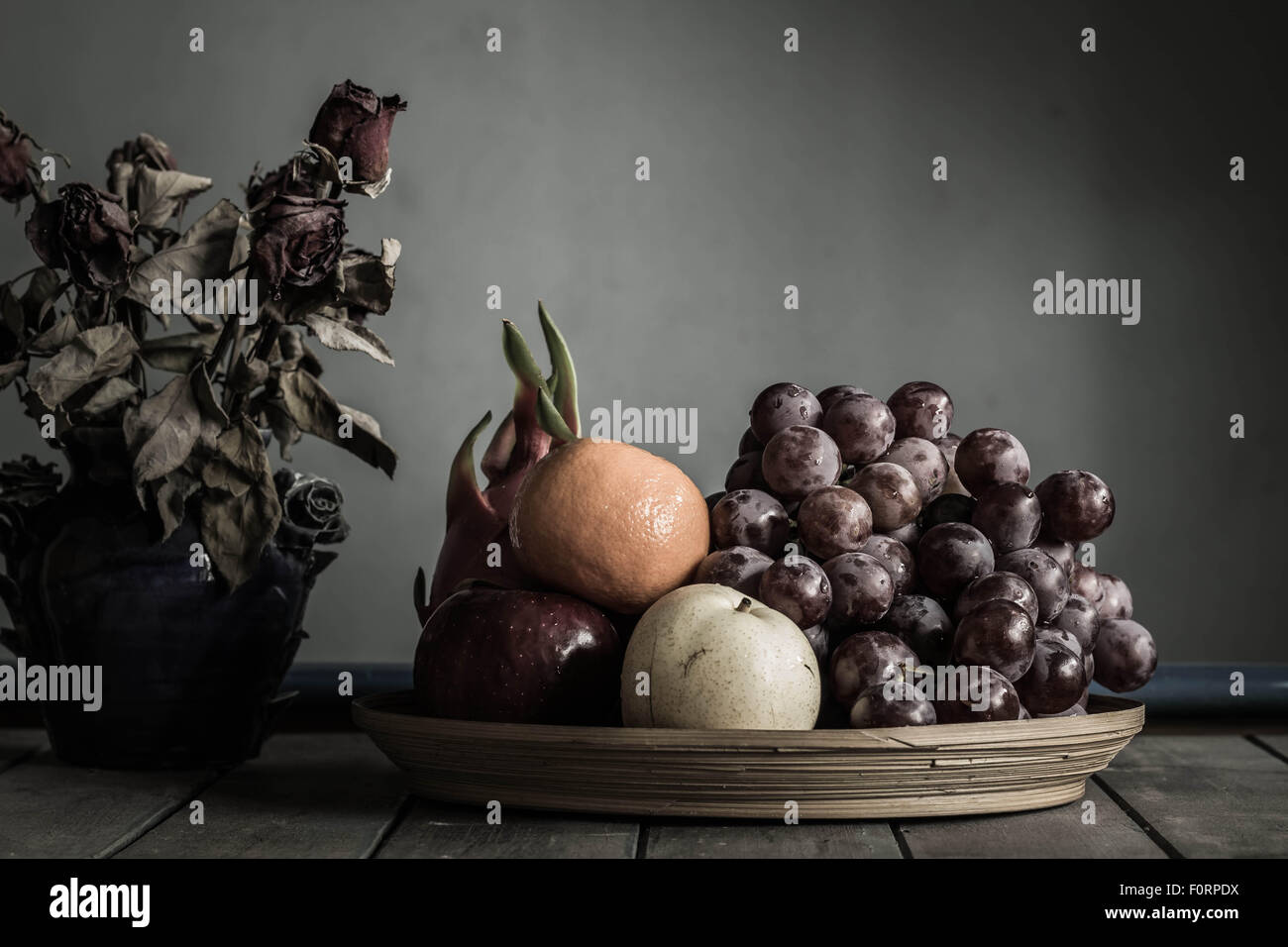 Vassoio di frutta su un tavolo di legno vecchio. Foto Stock