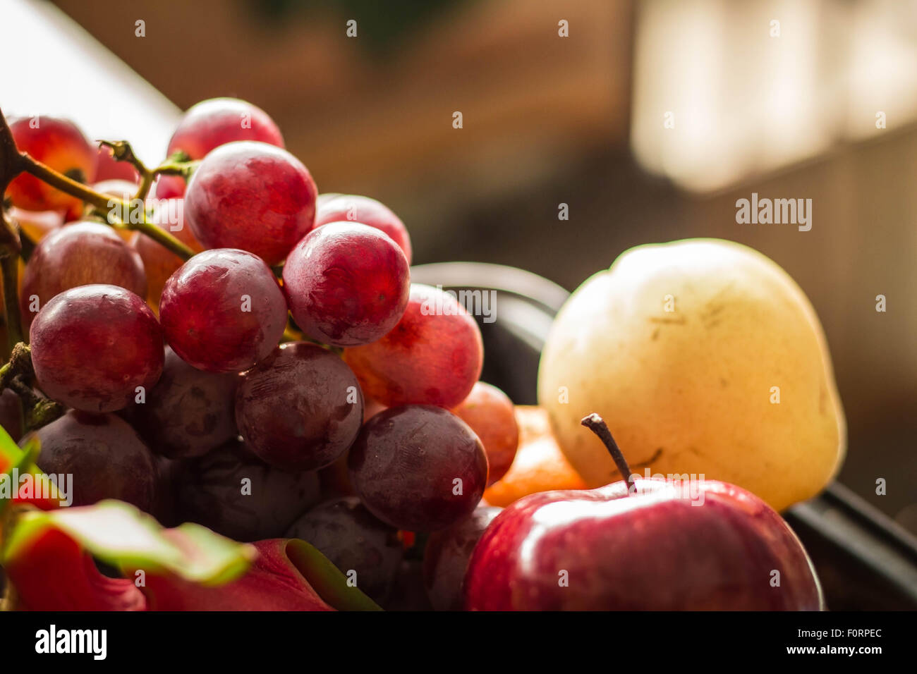 Uva e altri frutti presso la piazza del mercato. Foto Stock