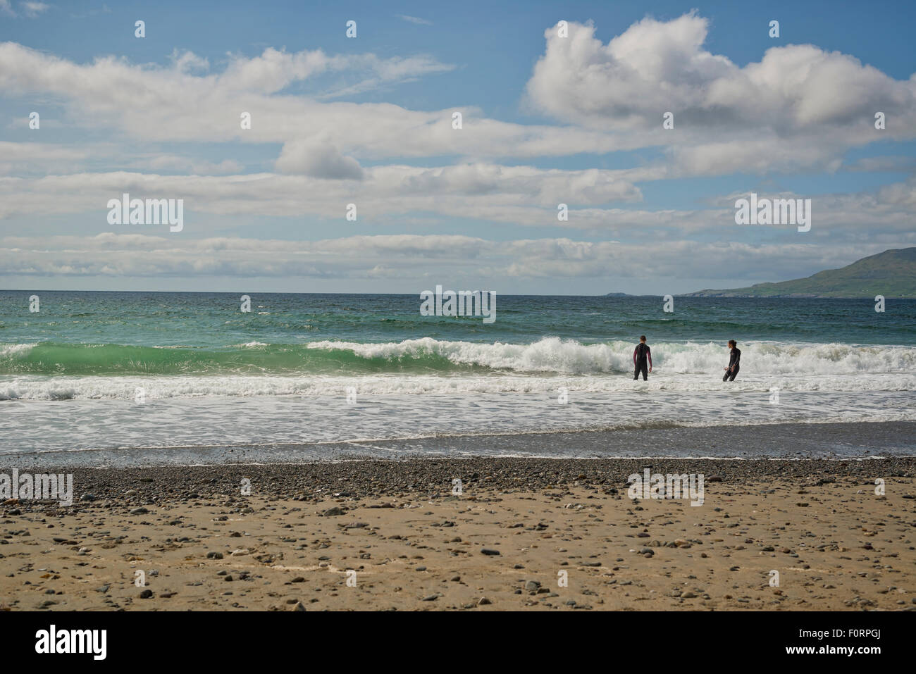 Istruttori di Surf in piedi in mare in mute Foto Stock