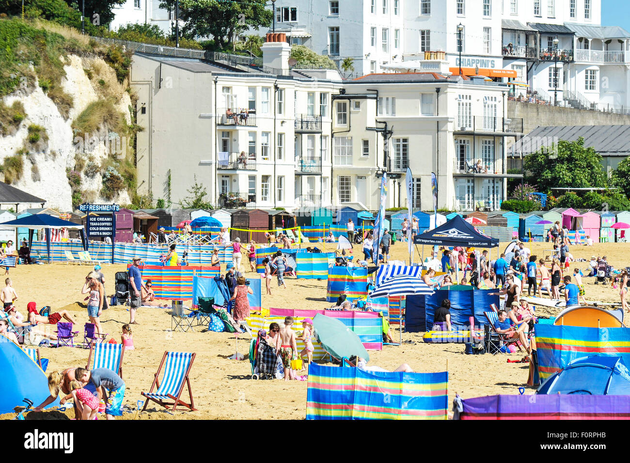 I turisti sulla spiaggia di Viking Bay in Broadstairs Kent. Foto Stock