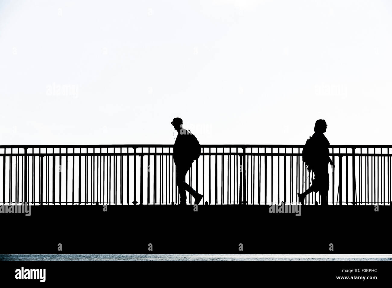 La silhouette di persone che camminano attraverso il Louisa Gap Bridge in Broadstairs Kent. Foto Stock