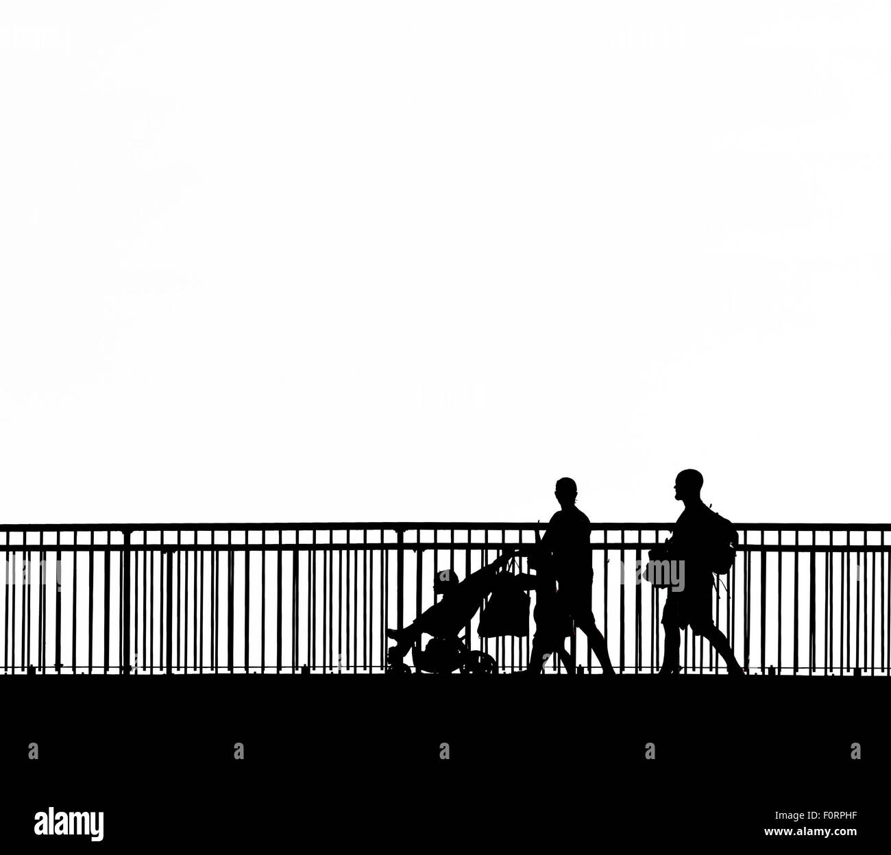 La silhouette di persone che camminano attraverso il Louisa Gap Bridge in Broadstairs Kent. Foto Stock