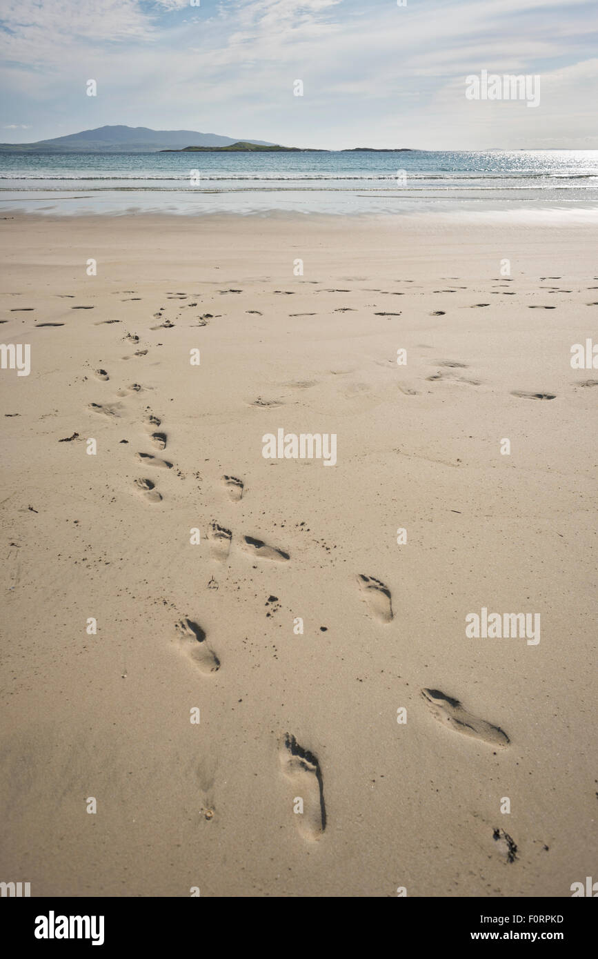 Orme su una spiaggia al Silver Strand spiaggia, Thallabawn, Co. Mayo, Irlanda Foto Stock