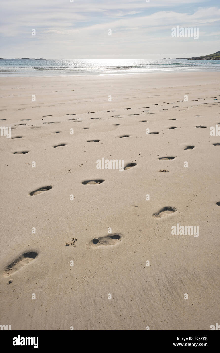Orme su una spiaggia al Silver Strand spiaggia, Thallabawn, Co. Mayo, Irlanda Foto Stock