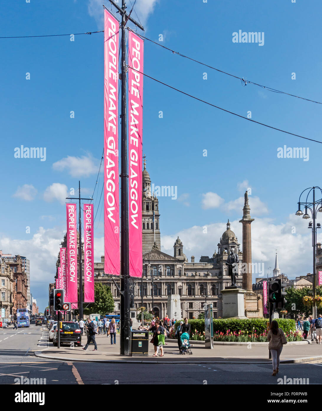 George Square a Glasgow Scozia con le persone fanno i banner di Glasgow Foto Stock