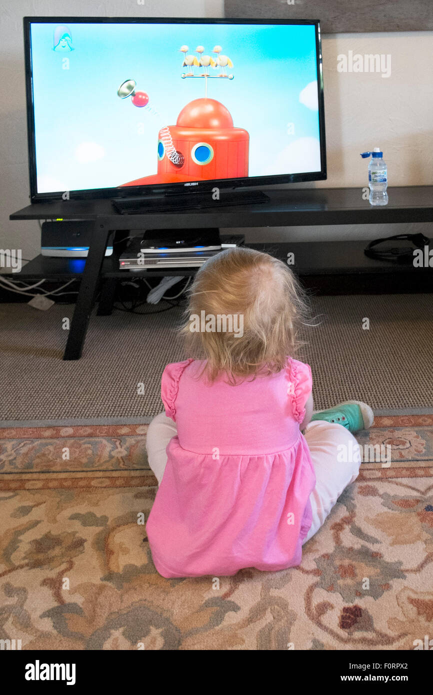 Un bambino guarda la televisione per i bambini. Foto Stock