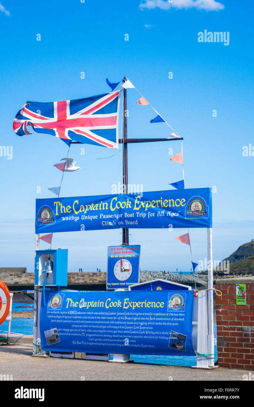 Punto di imbarco per il Capitano Cook sperimentare una gita in mare su un 40% scala replica della nave di cuochi cercano sul pesce Quay Whitby Foto Stock