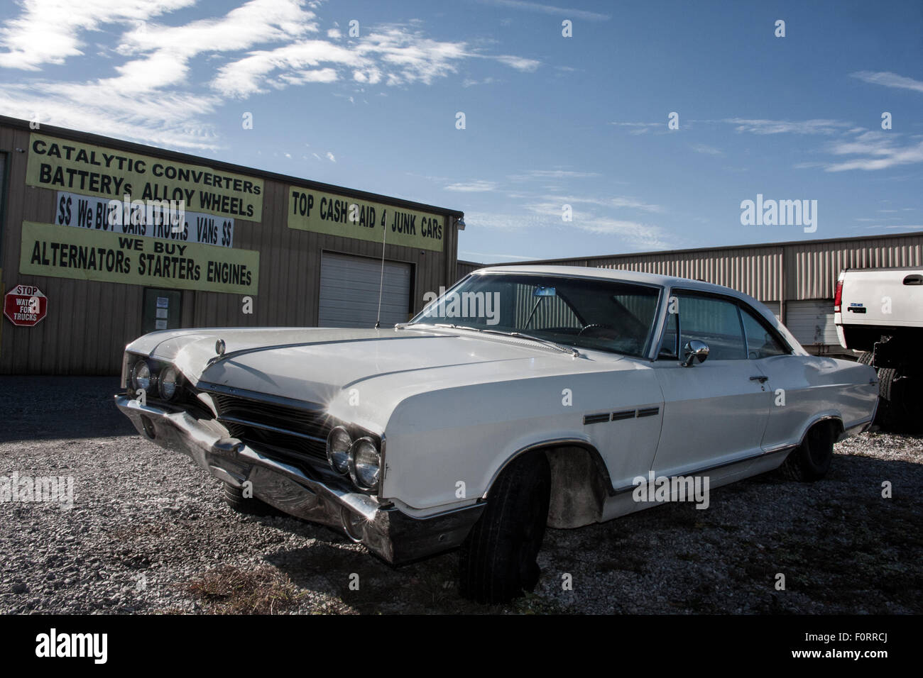 Auto abbandonate--1960s Buick LeSabre 400, attende il suo destino al di fuori di un metallo di scarto che il concessionario in America rurale Foto Stock