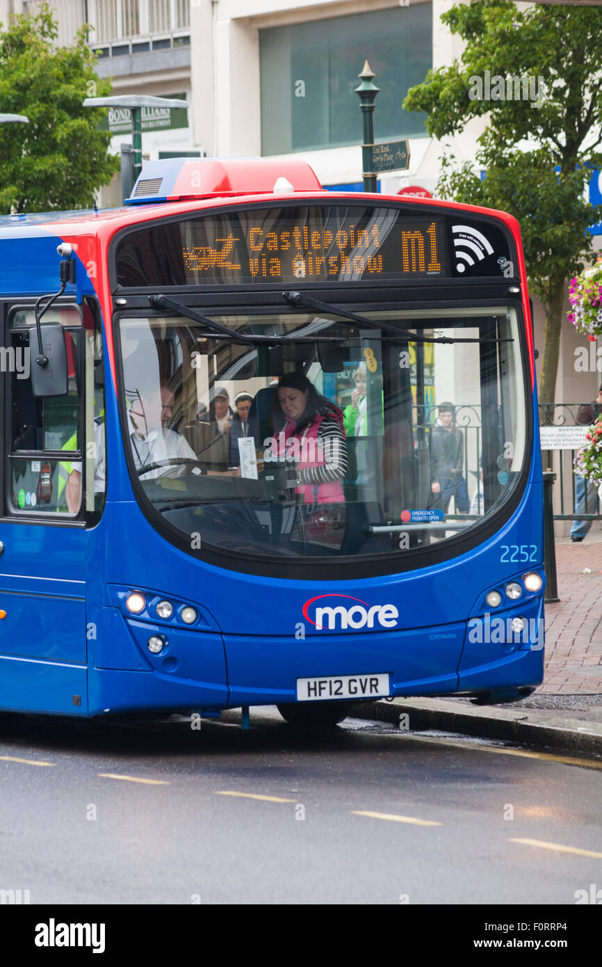 Bournemouth, Regno Unito. Il 20 agosto 2015. Gli autobus più segni di destinazione modificata per riflettere attraverso Airshow con immagine del piano per Bournemouth Air Festival. Credito: Carolyn Jenkins/Alamy Live News Foto Stock