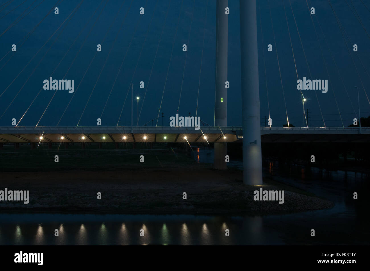 Una notte di esposizione del Margaret Hunt Hill ponte sopra il fiume della Trinità a Dallas. Foto Stock