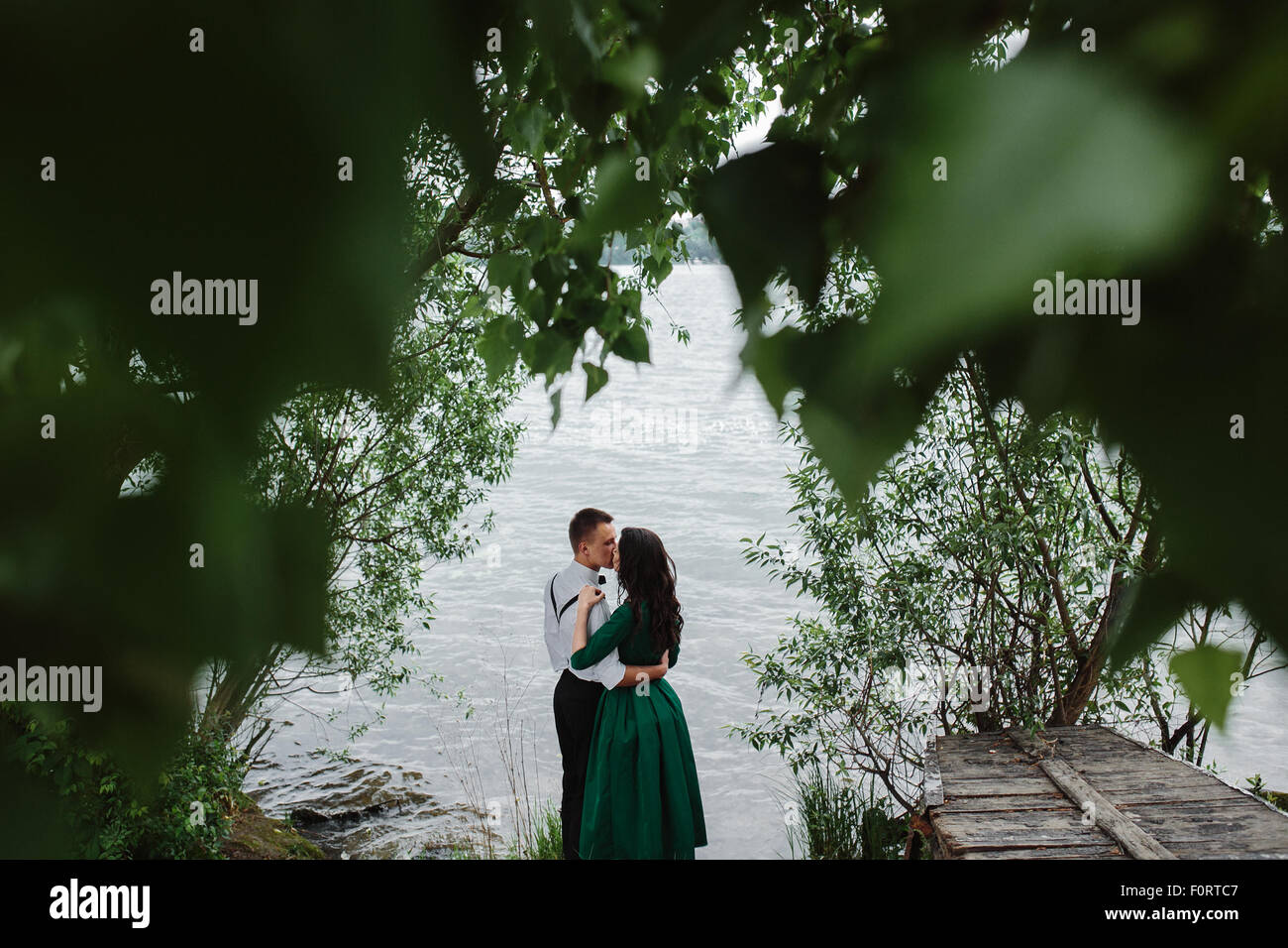 L uomo e la donna al lago Foto Stock