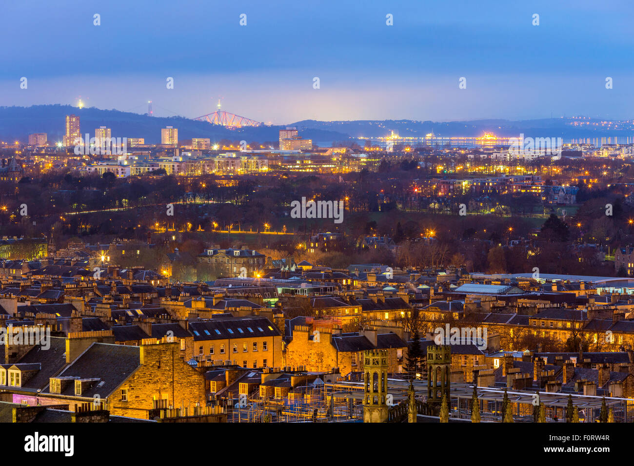Una vista da Calton Hill su Edinburgo, città di Edimburgo, Scozia, Regno Unito, Europa. Foto Stock