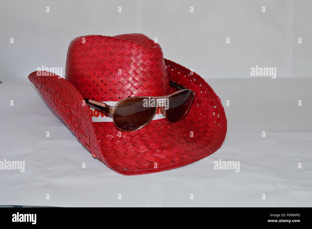 Cappello di paglia rosso Foto Stock