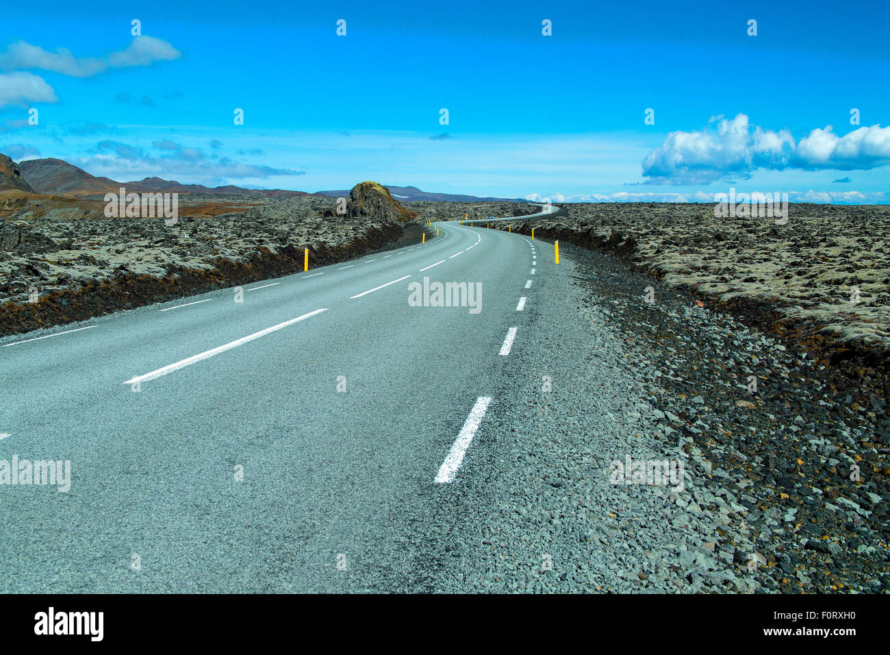 Autostrada 427 passando attraverso campi di lava nel sud dell'Islanda Foto Stock