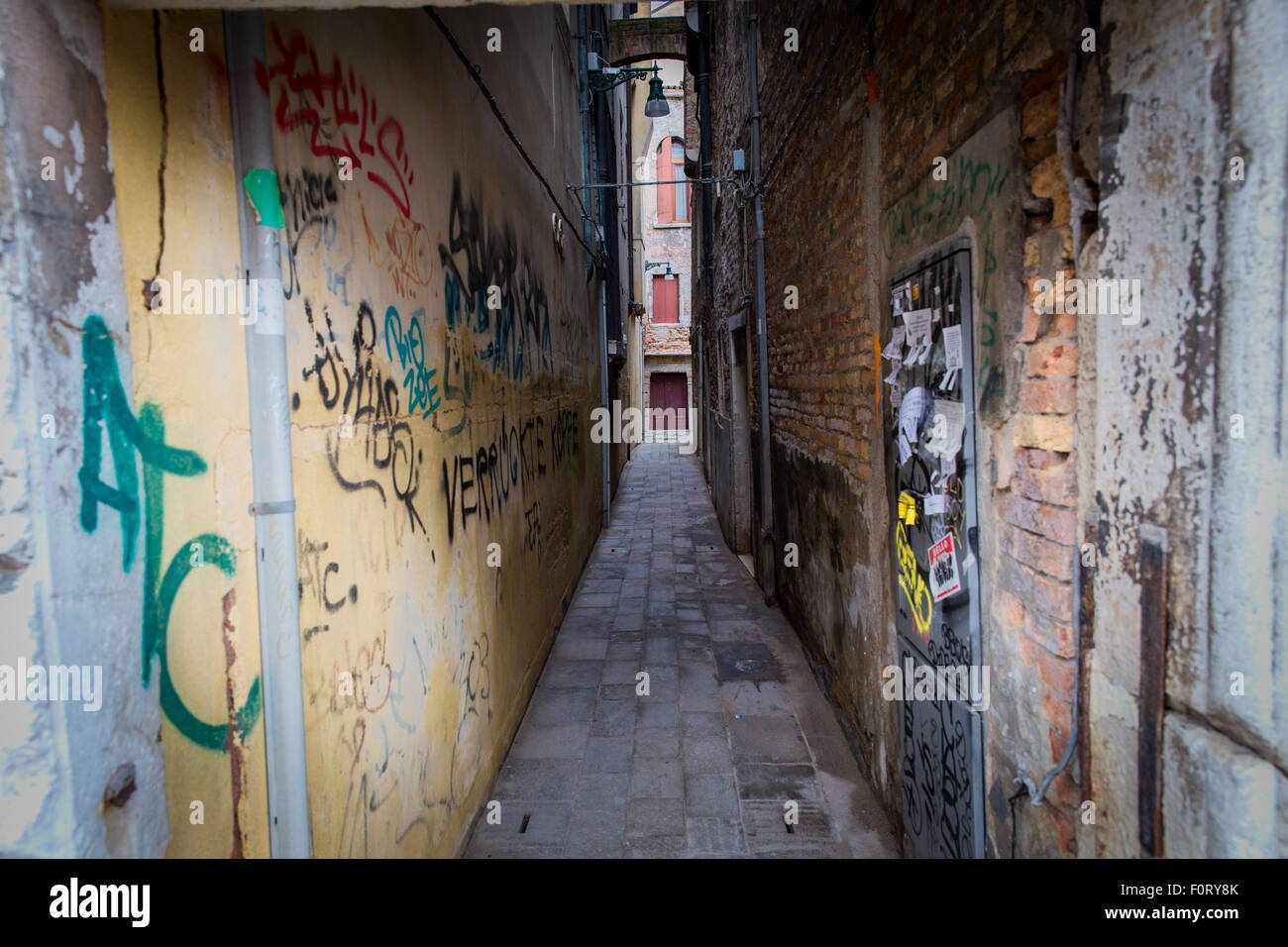 Il Graffiti pareti coperte di una Venezia Backstreet Foto Stock