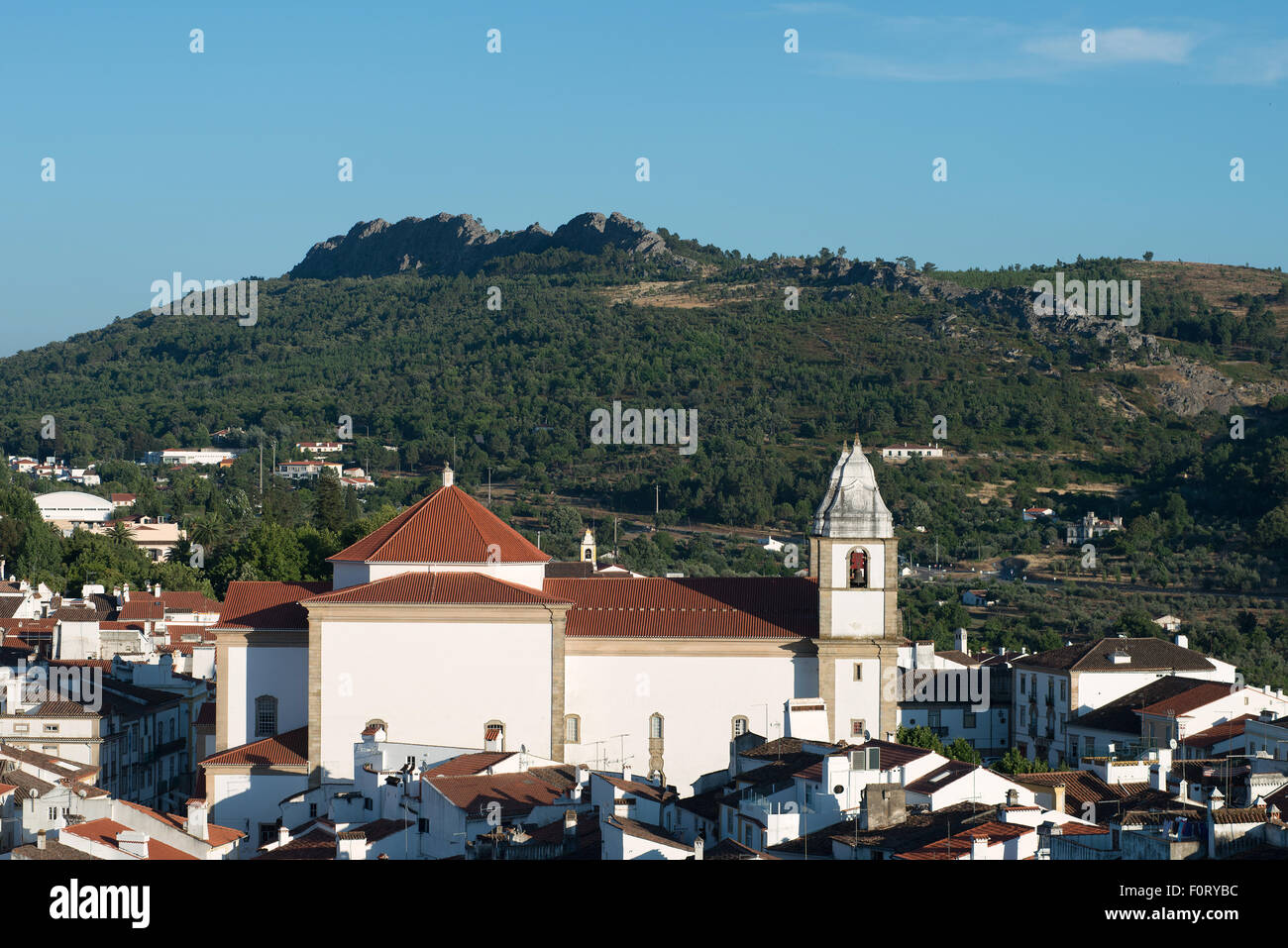 Una vista laterale della chiesa di Santa Maria da Devesa insieme contro le colline di Castelo de Vide. Foto Stock