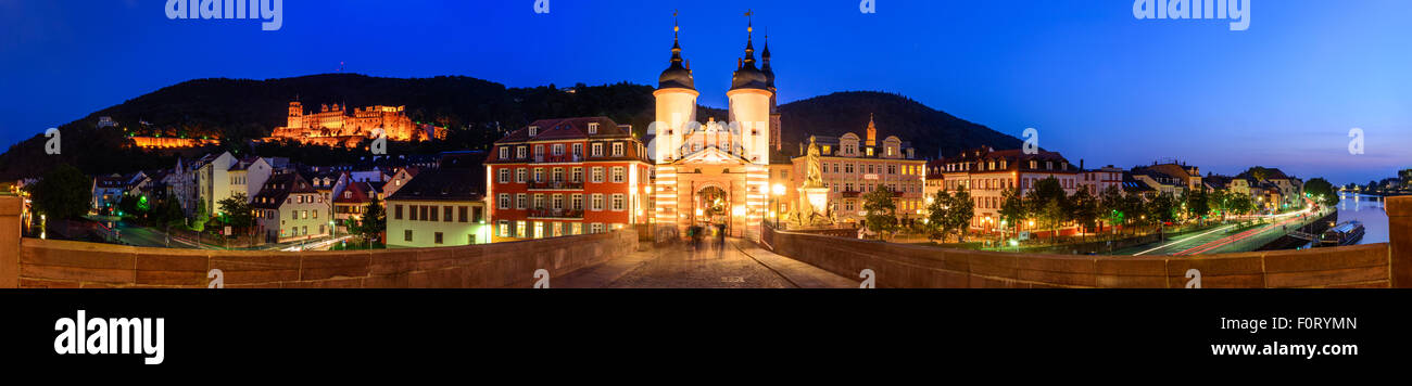 Heidelberg, Germania, un panorama notturno della storica Old Bridge e la sua gate illuminato, con il famoso castello in backgro Foto Stock