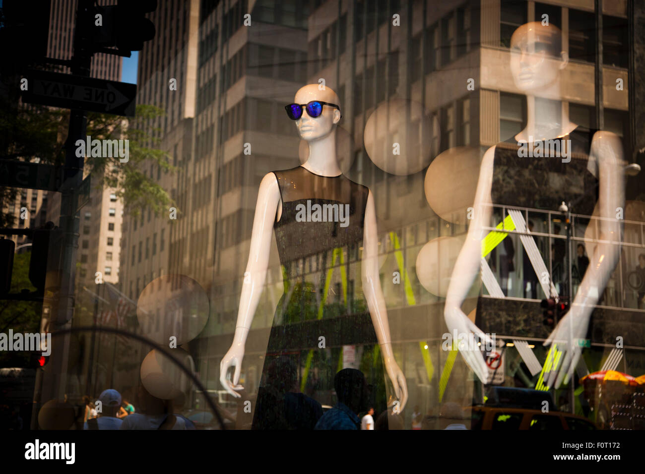 Manichini, Saks Fifth Avenue, Manhattan, New York, New York, Stati Uniti d'America Foto Stock