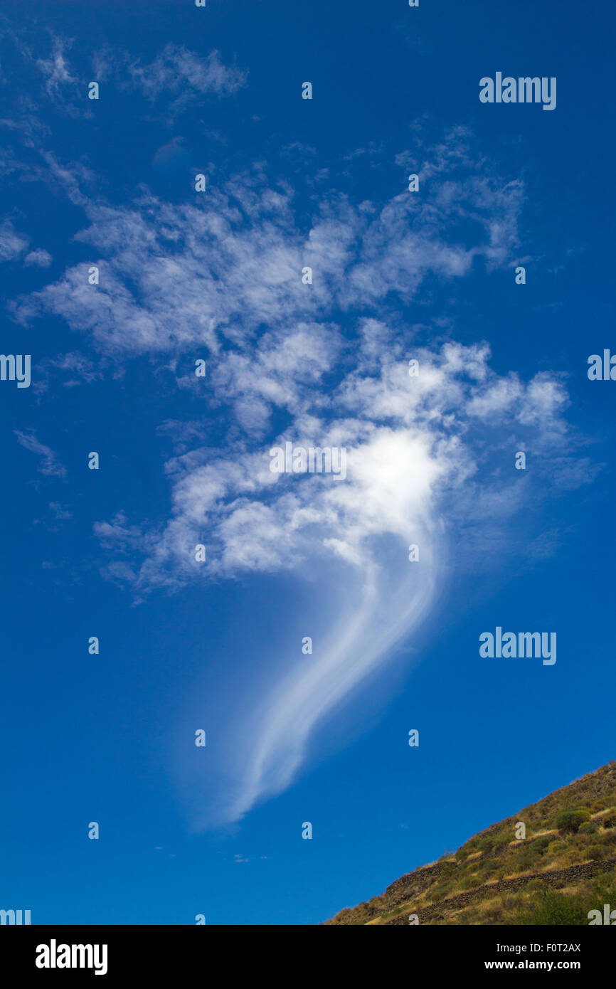 Virgola cloud sagomato, posteriore lunga coda wispy Foto Stock