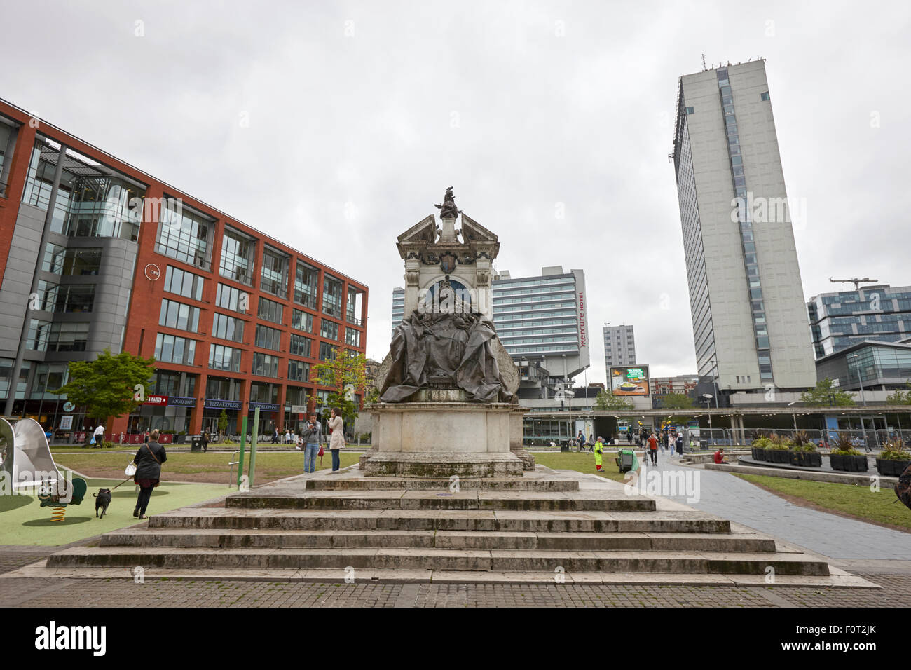 Statua della regina Victoria Piccadilly gardens Manchester Inghilterra England Regno Unito Foto Stock