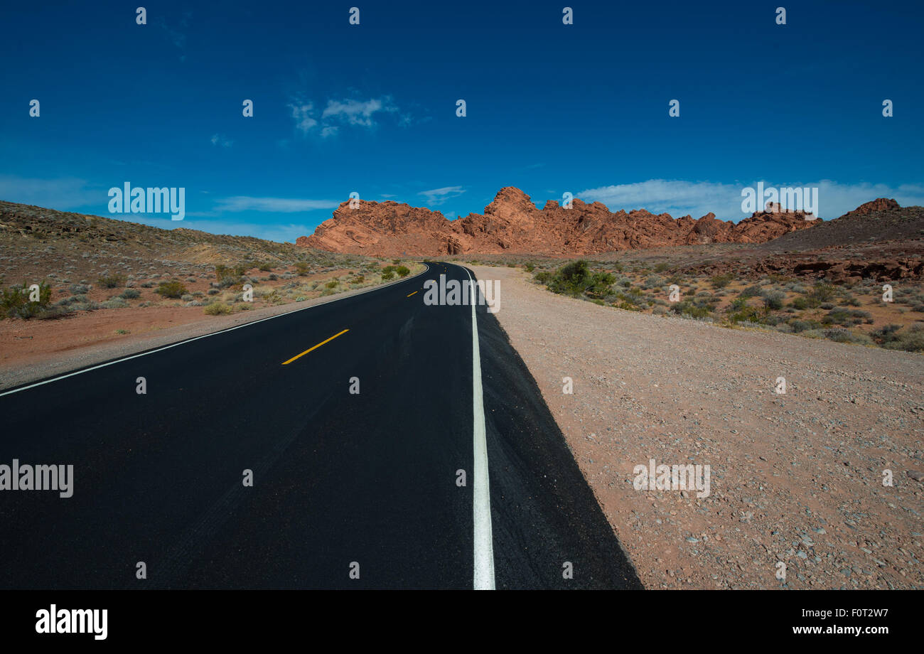 Strada vuota della Valle del Fuoco Autostrada Overton, Nevada Foto Stock