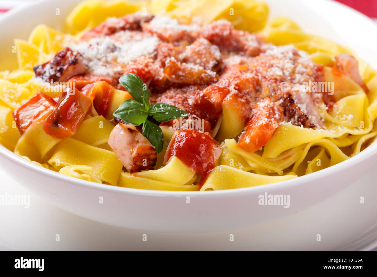 Tagliatelle all'uovo con carne in salsa di pomodoro Foto Stock