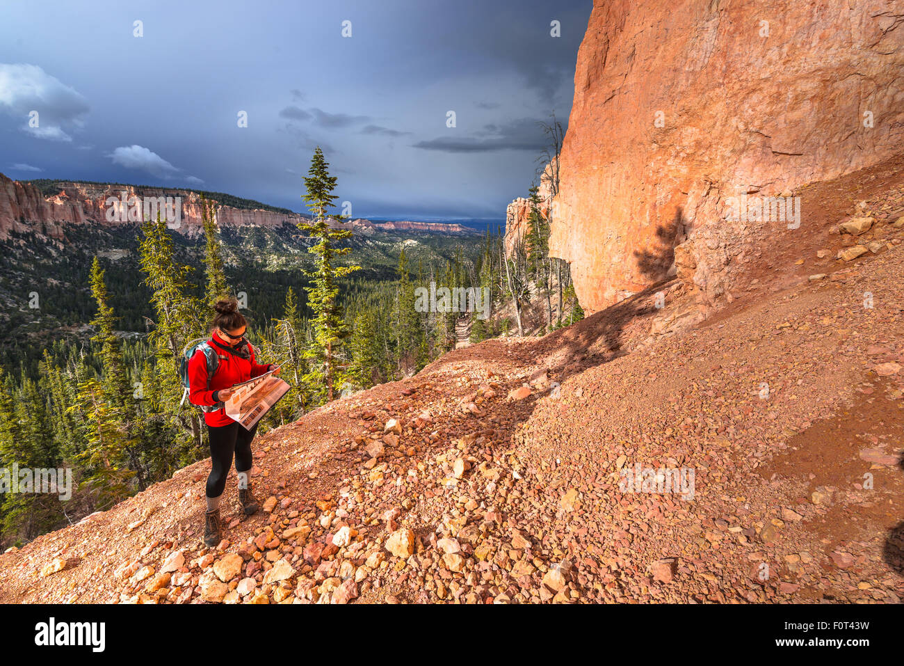 Donna Backpacker escursioni a piedi giù per la ponderosa di Bryce Canyon National Park Foto Stock