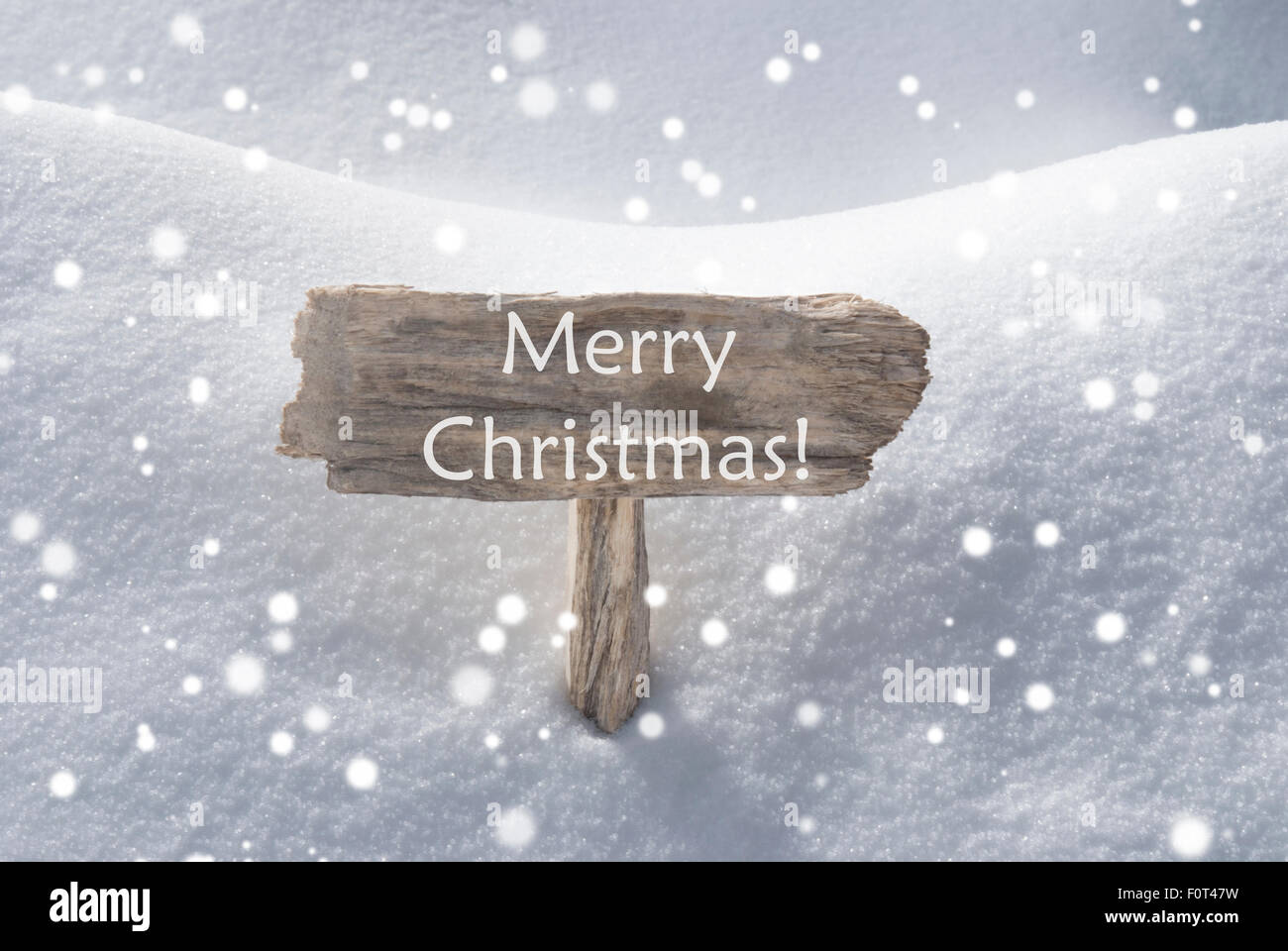 Cartello in legno con la neve e i fiocchi di neve Buon Natale Foto Stock