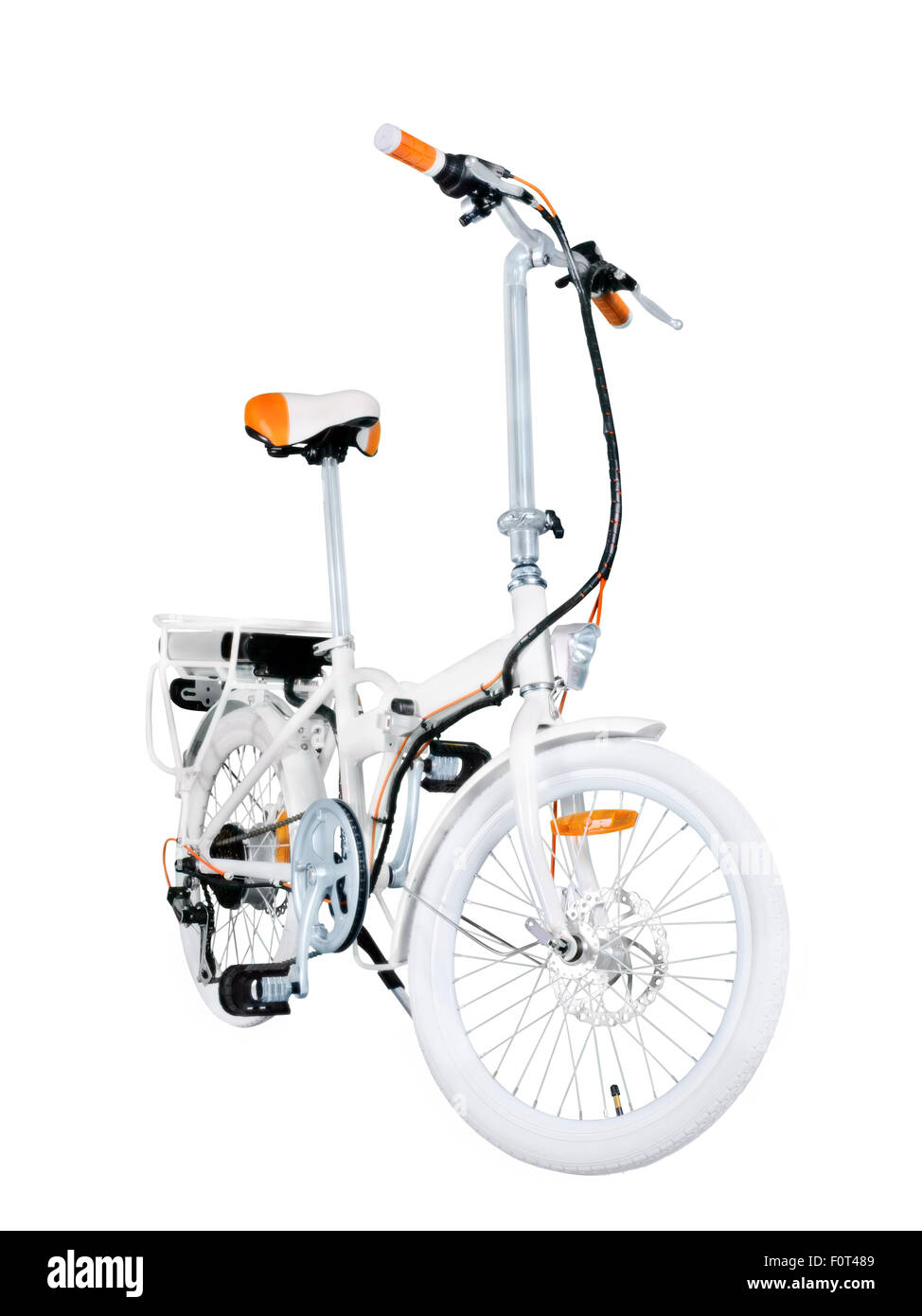 Piegatura bianchi bicicletta elettrica isolata su uno sfondo bianco con un intero percorso di clipping Foto Stock