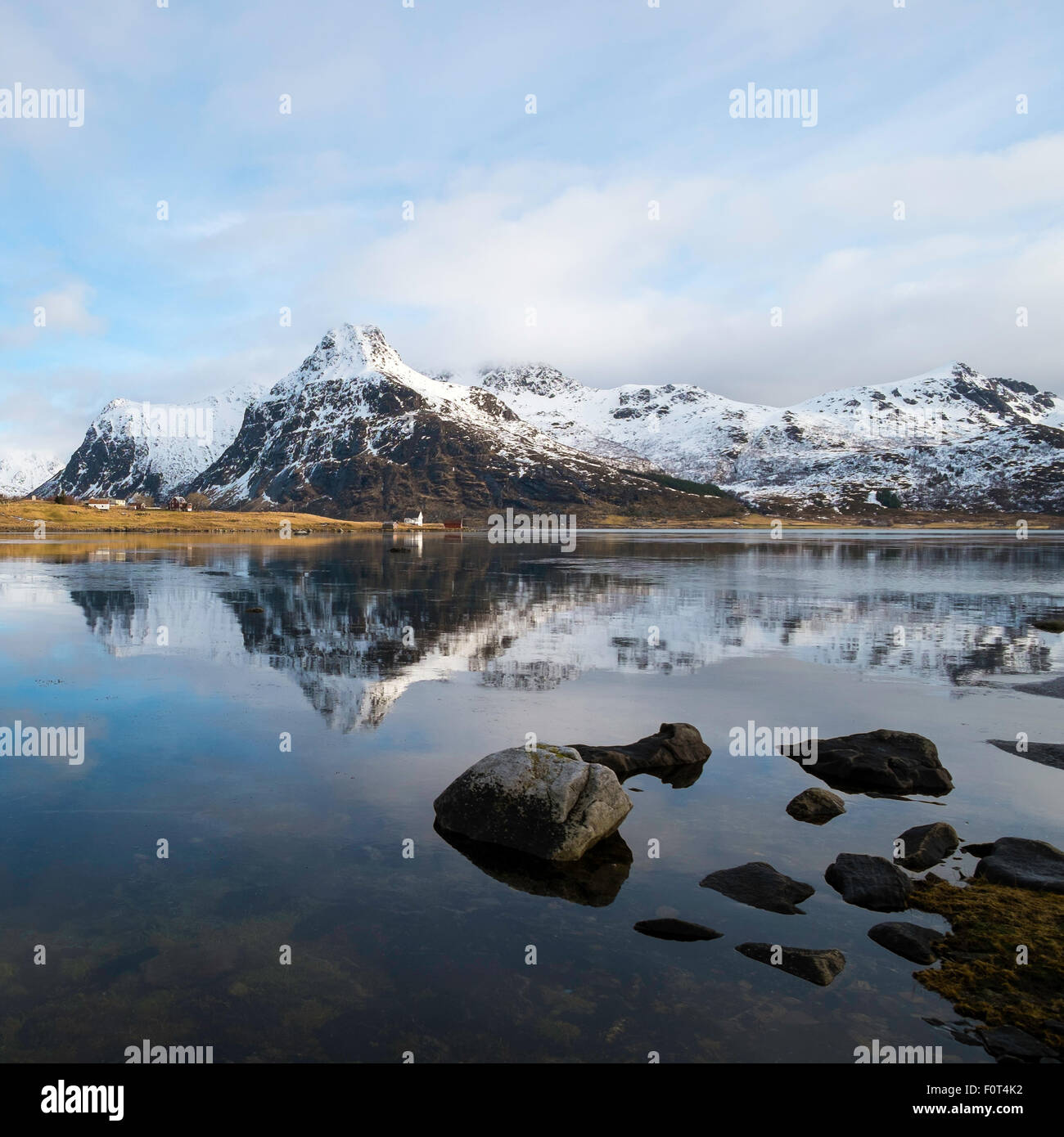 Montagne e riflessioni Isole Lofoten in Norvegia Foto Stock