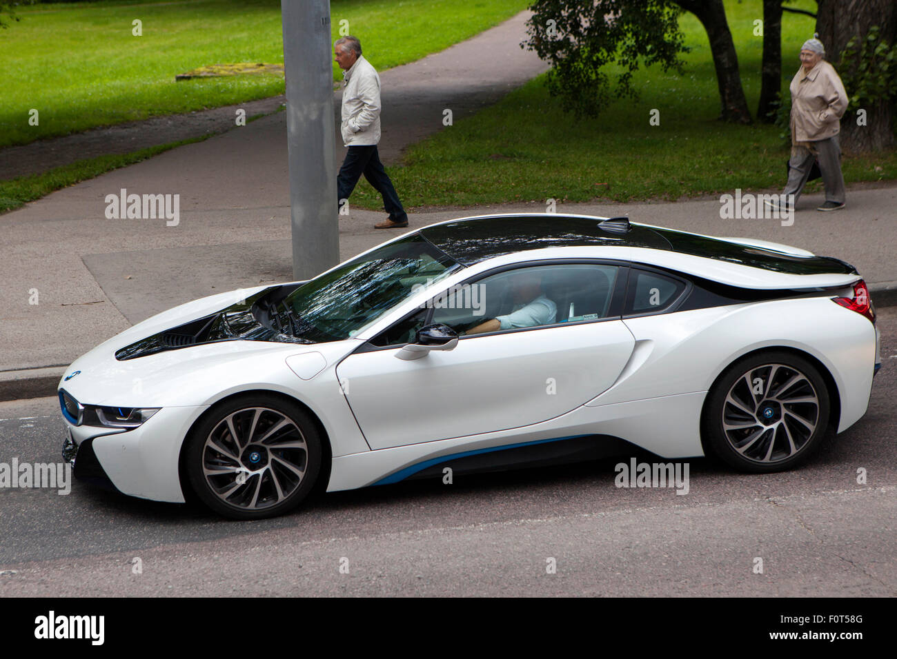Il modello 2015 BMW i8 plug in hybrid auto sportiva in bianco la guida di Tallinn, Estonia, Europa Foto Stock