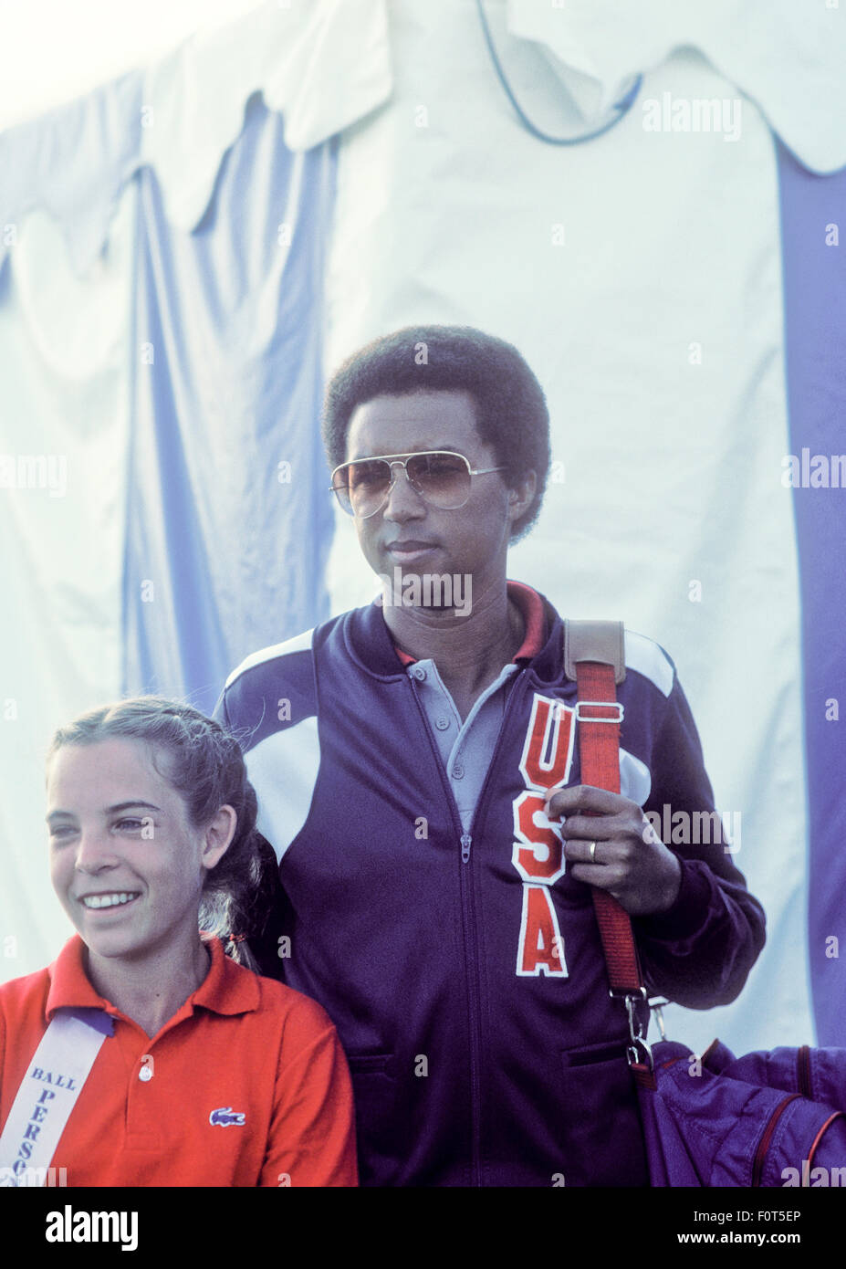 Arthur Ashe agli spettatori al torneo di tennis presso la costa Resort di Carlsbad, in California nel mese di marzo, 1982. Foto Stock