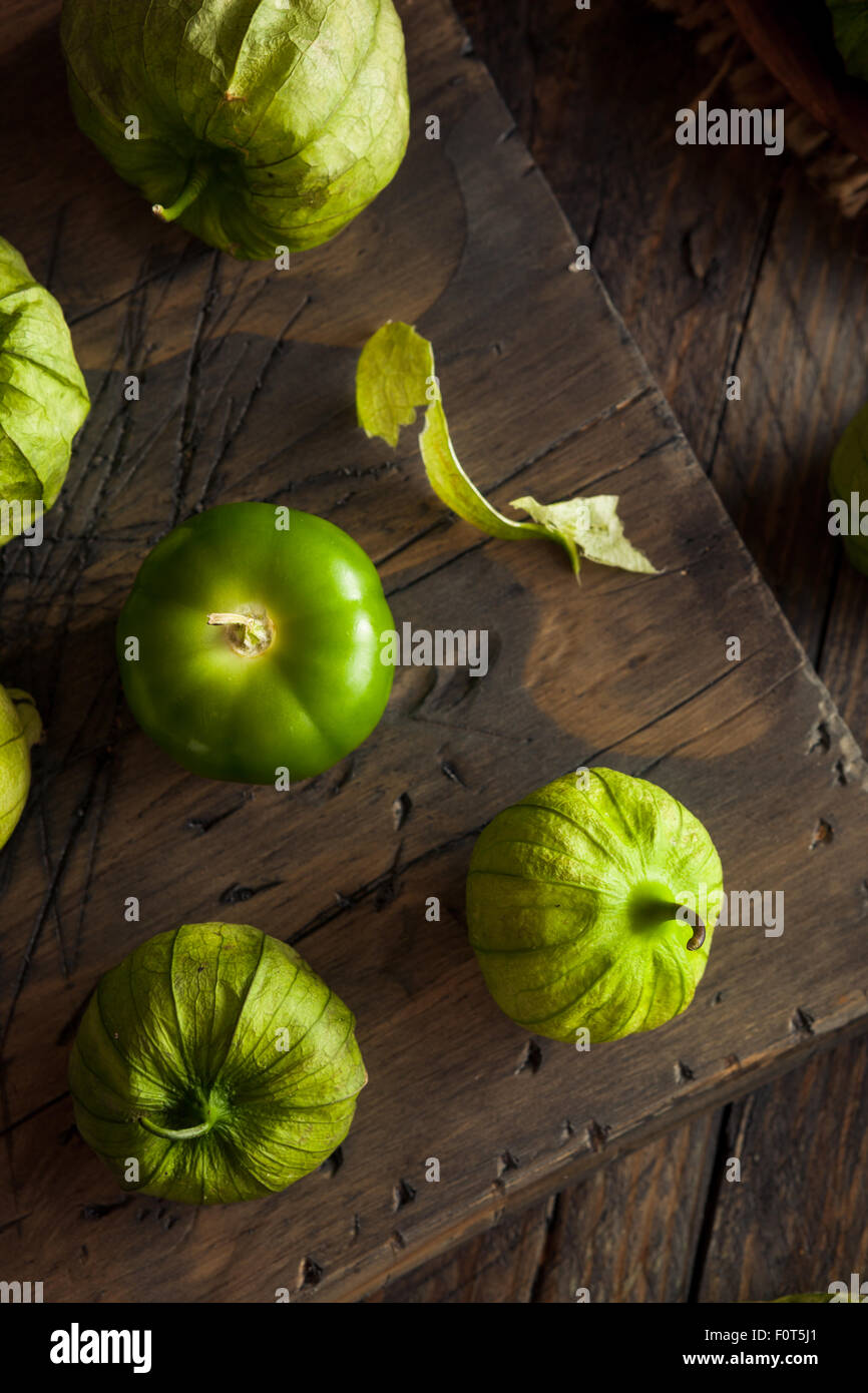 Un sano verde biologico Tomatillos pronto a mangiare Foto Stock