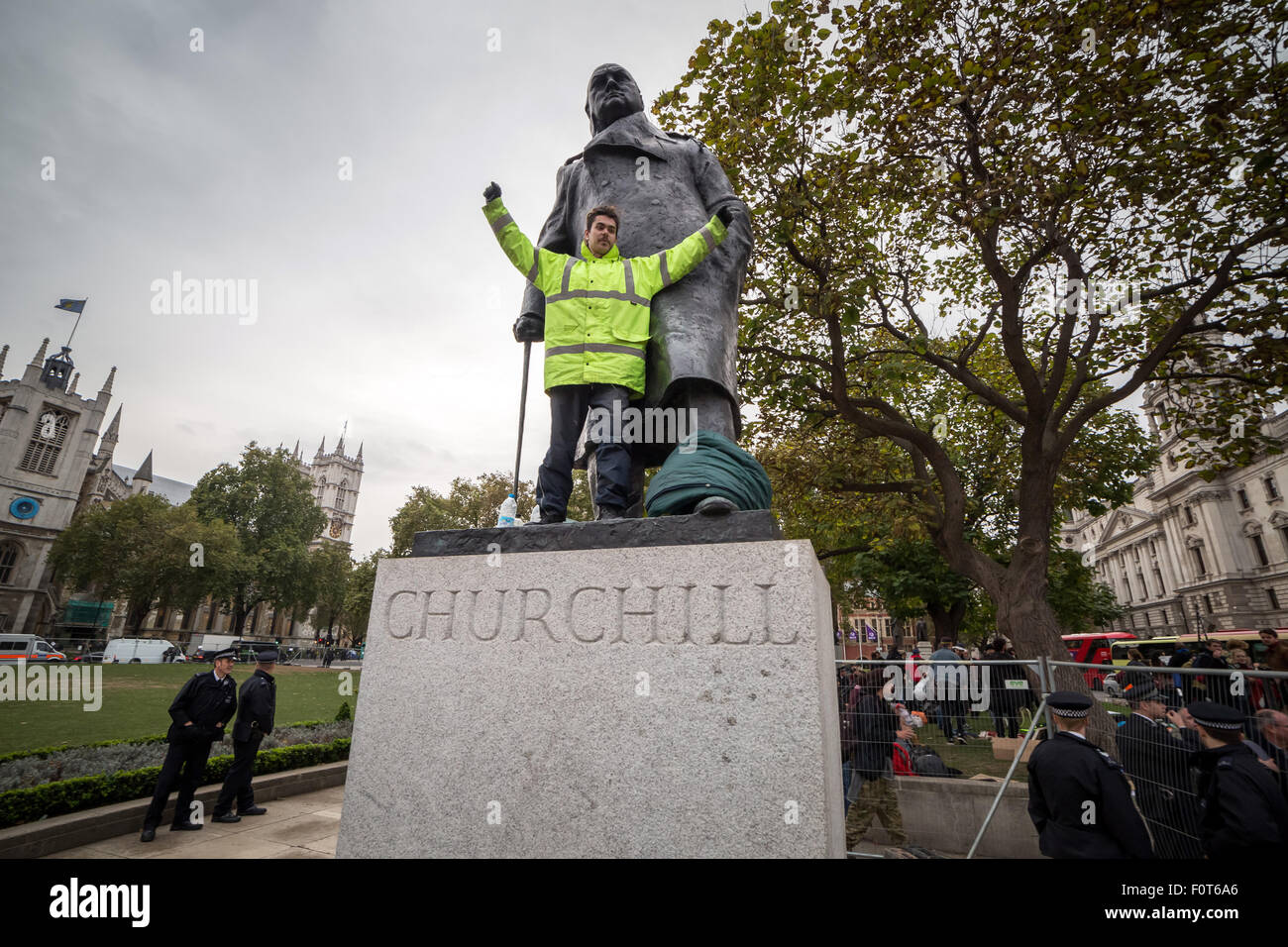 Londra, Regno Unito. 22 ott 2014. Immagini di file: Daniel Baker (noto anche come Danny Freeman) attualmente (20 agosto 2015) in prova a Westminster Magistrates Court in seguito alla sua occupazione di Winston Churchill statua in piazza del Parlamento in ottobre 2014 Credit: Guy Corbishley/Alamy Live News Foto Stock